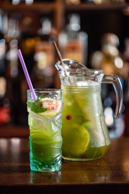 kokteyl barda, yakın çekim