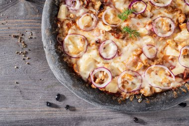 yaratıcı siyah pizza, yakın çekim