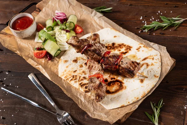 Wołowe Kebab Sosem Bliska — Zdjęcie stockowe