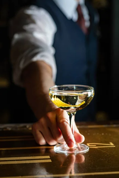 Homem Com Coquetel Bar Perto — Fotografia de Stock