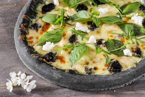 Schwarze Pizza Café Nahaufnahme — Stockfoto