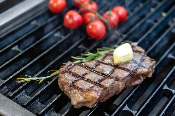 Gegrilde Steak Met Boter Close — Stockfoto