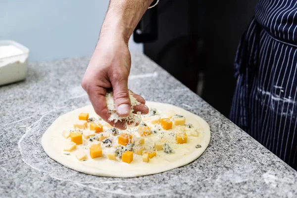Kuchaři Připravující Pizzu Zblizka — Stock fotografie