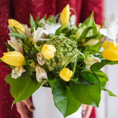 kadın elinde güzel buket  