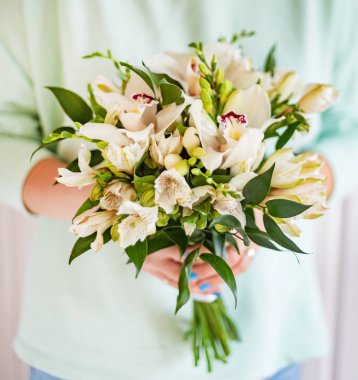 kadın elinde güzel buket  