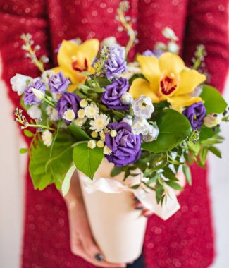 kadın elinde güzel buket  