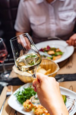 İnsanlar restoranda yemek yiyor.