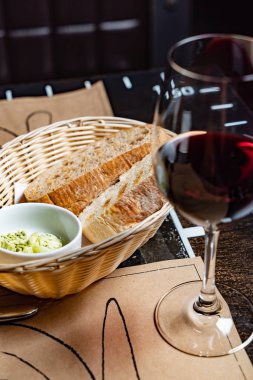 kadeh şarap ve ekmek, yakın