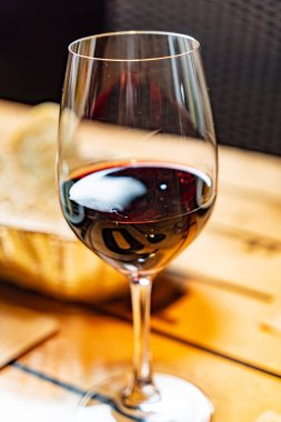 kadeh şarap ve ekmek, yakın