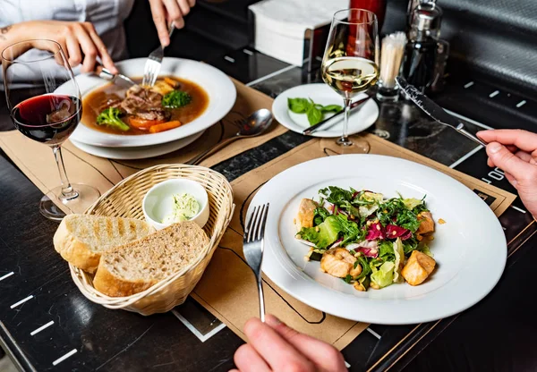 People Having Dinner Restaurant — Stock Photo, Image