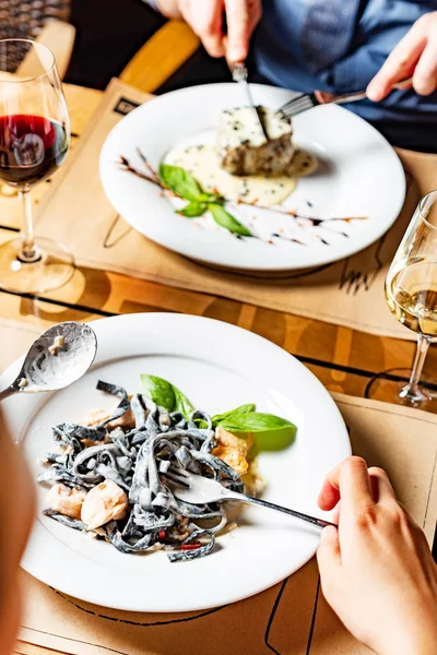 People Having Dinner Restaurant — Stock Photo, Image