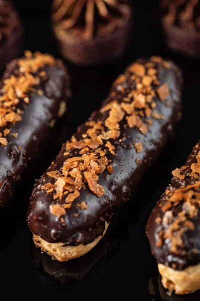 Укушенные Шоколадные Эклеры Закройте — стоковое фото