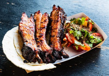 ızgara kaburga ve salata, kapat