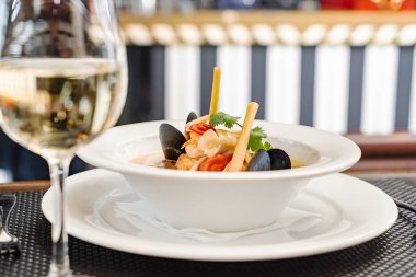 deniz mahsulleri çorbası ve beyaz şarap, kapat