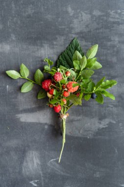 yaprakları ile orman meyveleri, yakın çekim