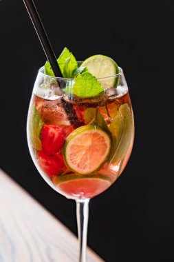 Sangria içmek, yakın çekim hazır