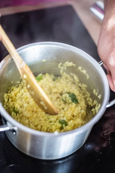 Chef Fazendo Risotto Close — Fotografia de Stock