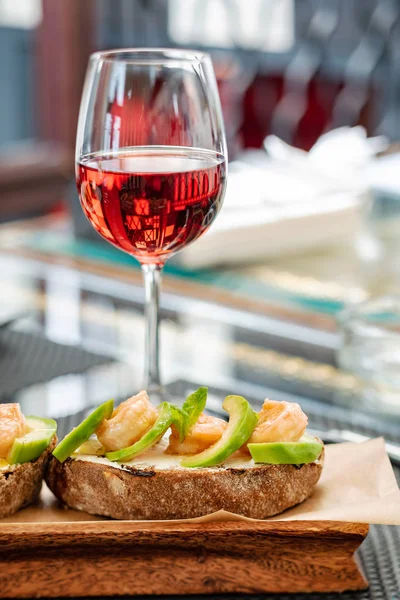 Pequeno Almoço Bruschetta Com Camarões Close — Fotografia de Stock