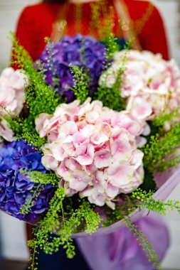 kadın elinde güzel buket 