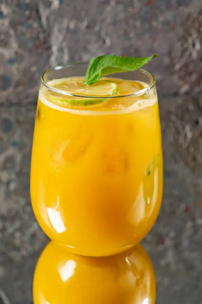 夏天柠檬水与果子 — 图库照片