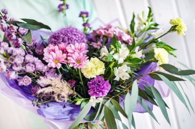 kadın elinde güzel buket 