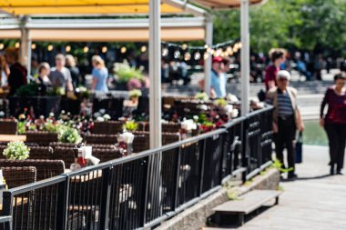 Bokeh ile kafenin arka planı bulanık