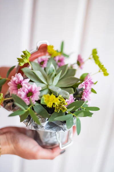 Beau Bouquet Dans Les Mains Femme — Photo