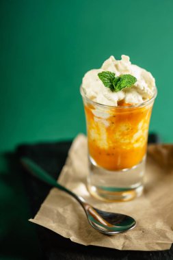 krem şanti ile tatlı yakın çekim