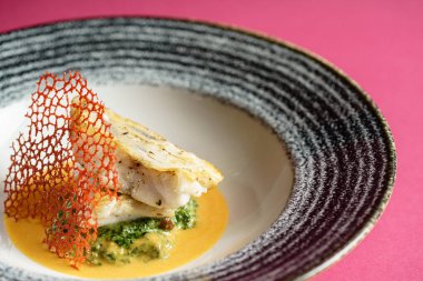 Ispanaklı zander, kapat.