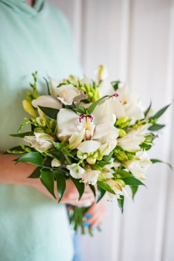 kadın elinde güzel buket 