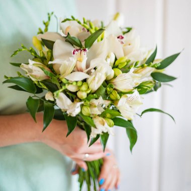 kadın elinde güzel buket 