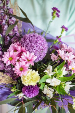 kadın elinde güzel buket 