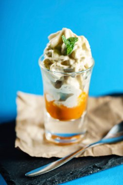 krem şanti ile tatlı yakın çekim