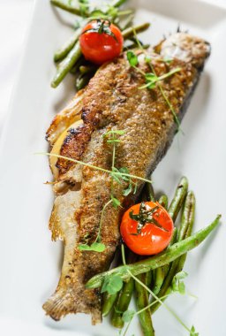 yeşil fasulye, kızarmış alabalık yakın çekim