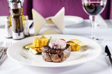 ızgara sebzeli biftek yakın çekim