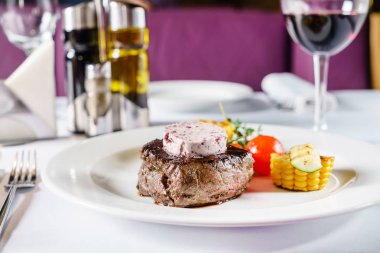 ızgara sebzeli biftek yakın çekim