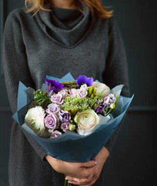 kadın elinde güzel buket 