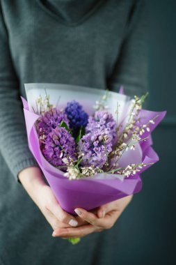 kadın elinde güzel buket 