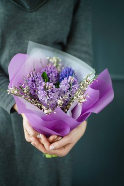 kadın elinde güzel buket 