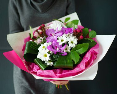 kadın elinde güzel buket 