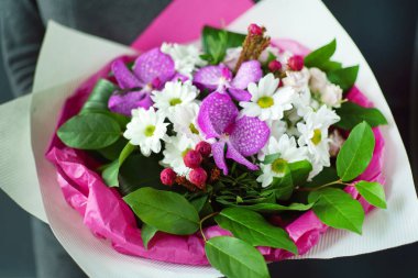 kadın elinde güzel buket 