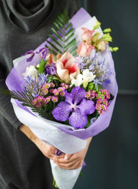 kadın elinde güzel buket 