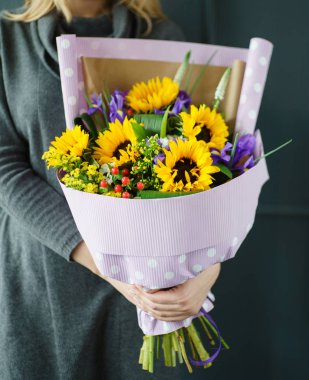 kadın elinde güzel buket 