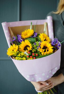 kadın elinde güzel buket 