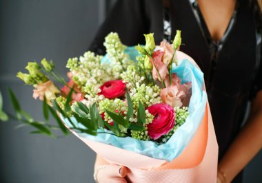 kadın elinde güzel buket 