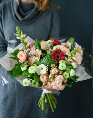 kadın elinde güzel buket 