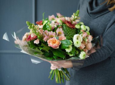 kadın elinde güzel buket 