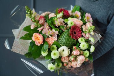 kadın elinde güzel buket 