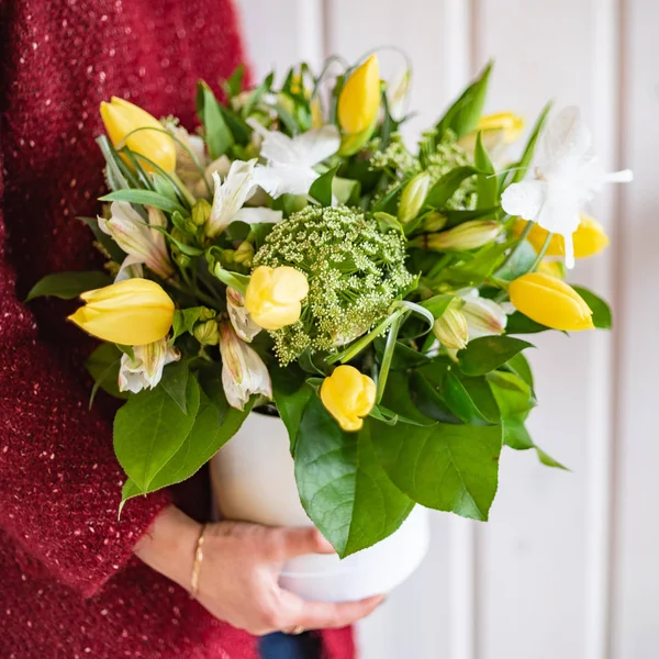 kadın elinde güzel buket 