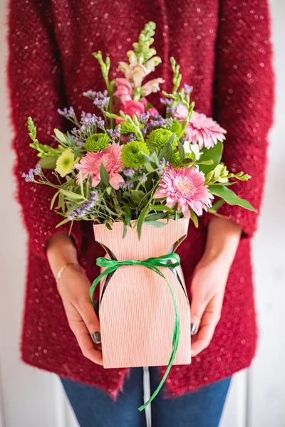 kadın elinde güzel buket 